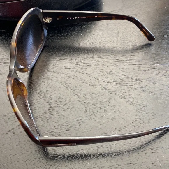 💗 Vintage Prada Sunglasses 🕶️ - Picture 4 of 5